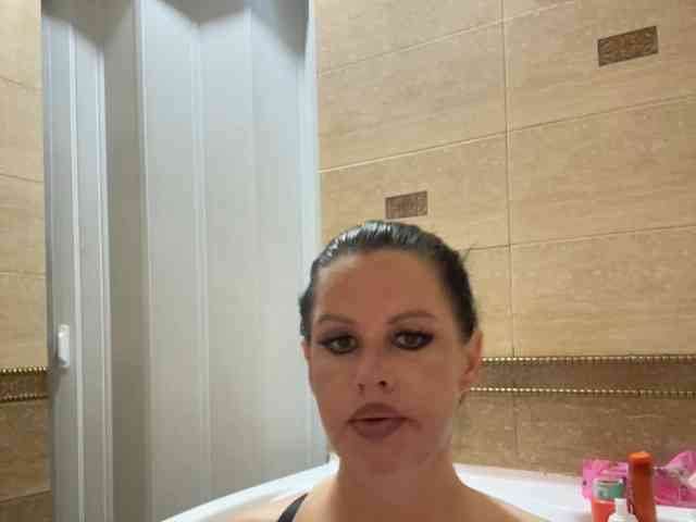 RoyalBreasts webcam