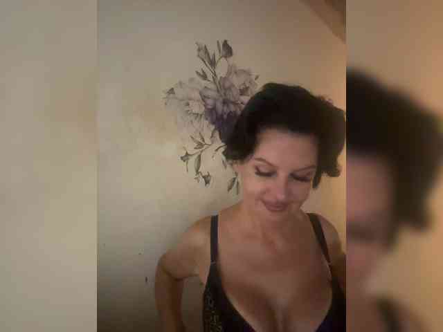 RoyalBreasts webcam