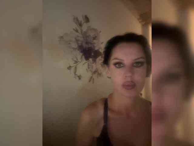 RoyalBreasts webcam