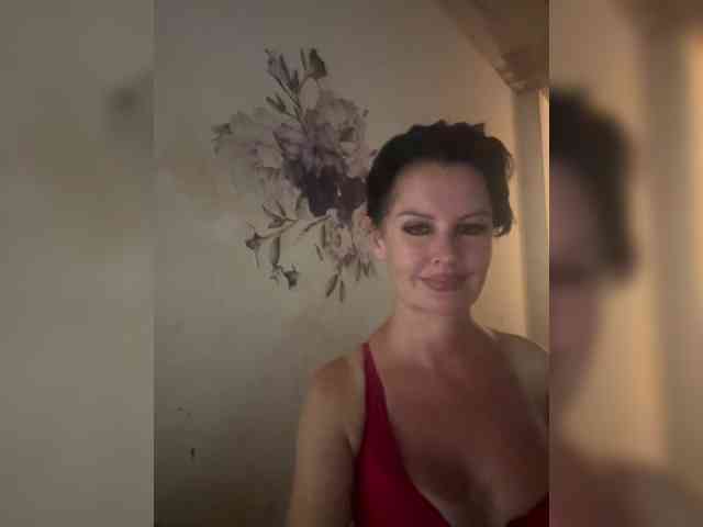RoyalBreasts webcam