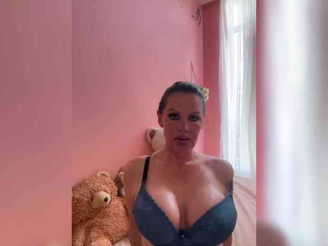 RoyalBreasts webcam
