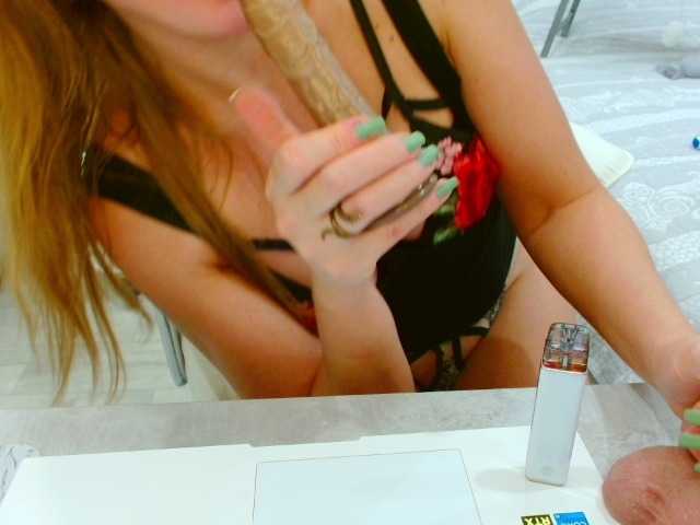 JuicyGloss live cam on BongaCams