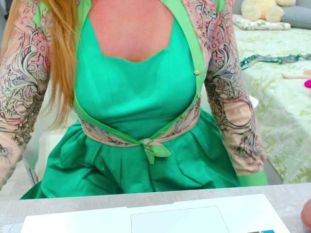 JuicyGloss live cam on BongaCams