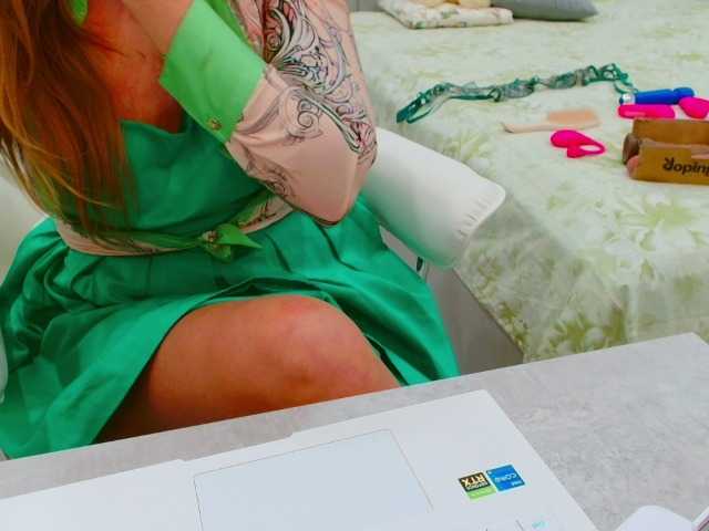 JuicyGloss live cam on BongaCams