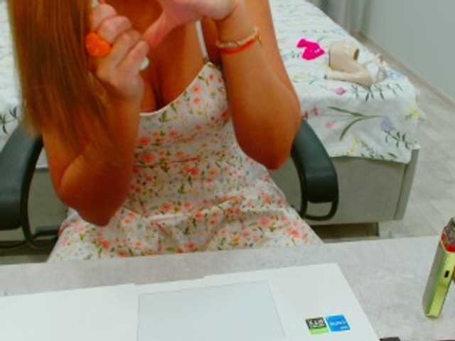 JuicyGloss live cam on BongaCams