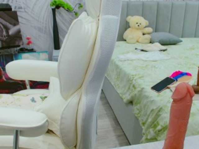JuicyGloss live cam on BongaCams