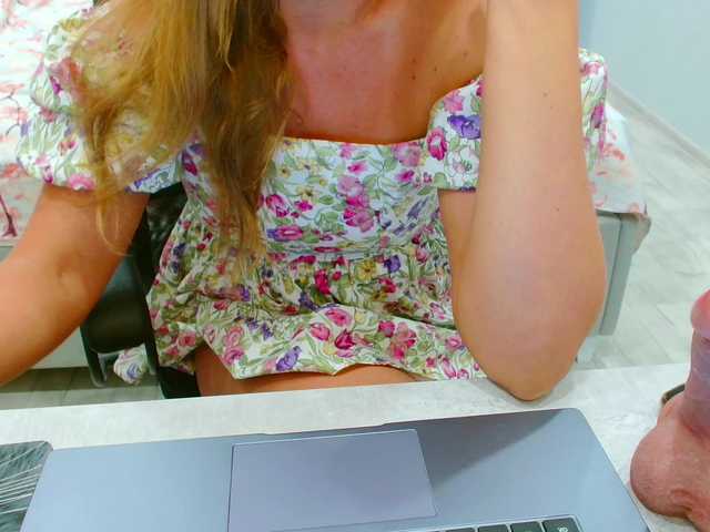 JuicyGloss live webcam show