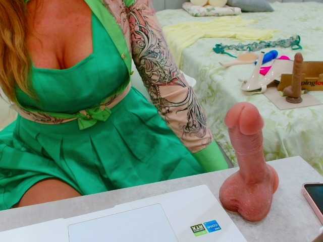 JuicyGloss live cam preview