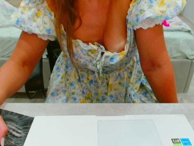 JuicyGloss live cam on BongaCams