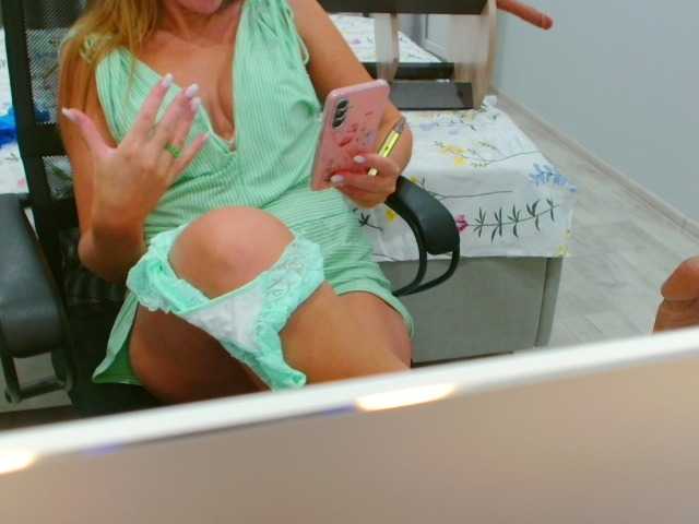JuicyGloss live cam on BongaCams