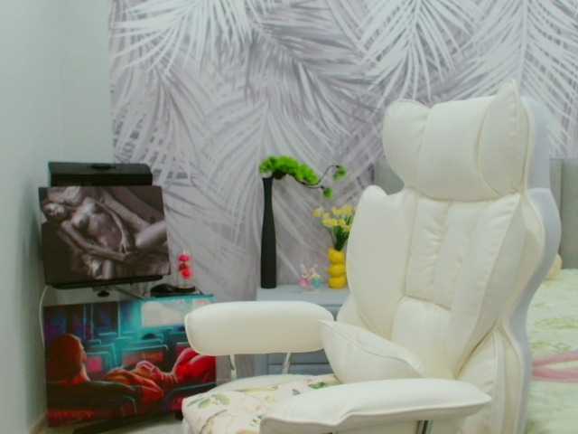 JuicyGloss live cam on BongaCams