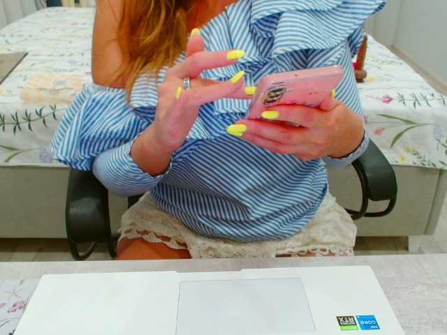 JuicyGloss live cam on BongaCams