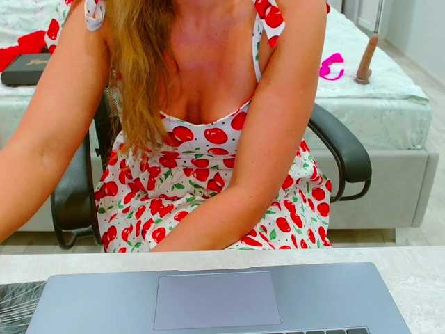 JuicyGloss live cam on BongaCams