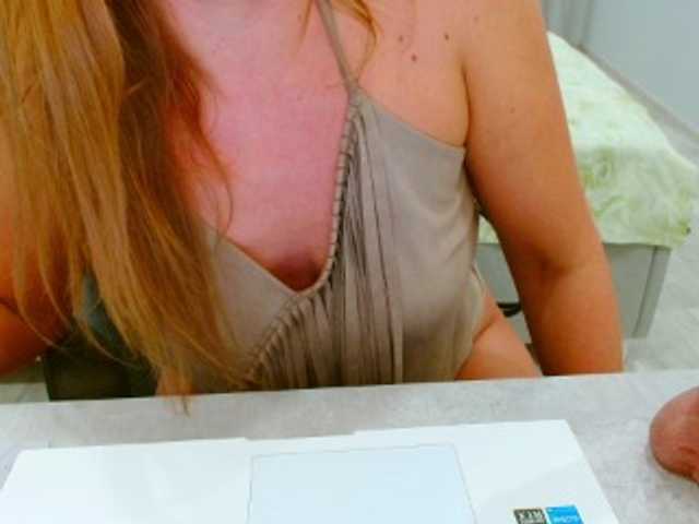 JuicyGloss live cam on BongaCams