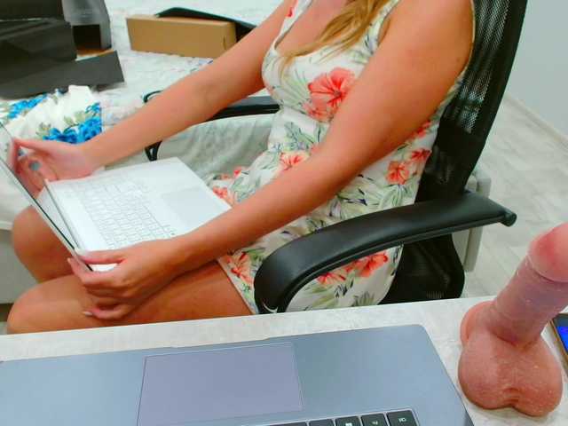 JuicyGloss live webcam show