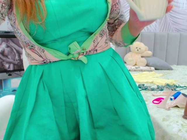 JuicyGloss live cam on BongaCams