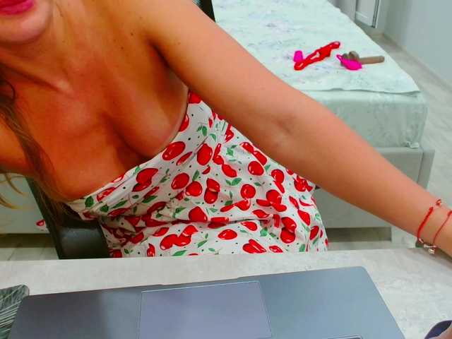 JuicyGloss live cam on BongaCams