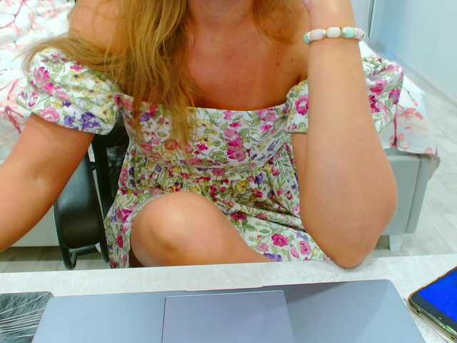 JuicyGloss live webcam show