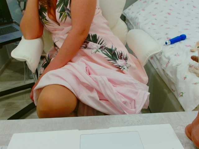 JuicyGloss live cam on BongaCams