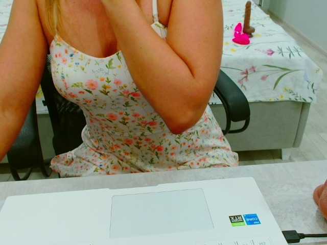 JuicyGloss live cam on BongaCams