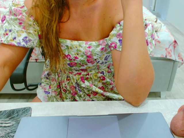 JuicyGloss live webcam show