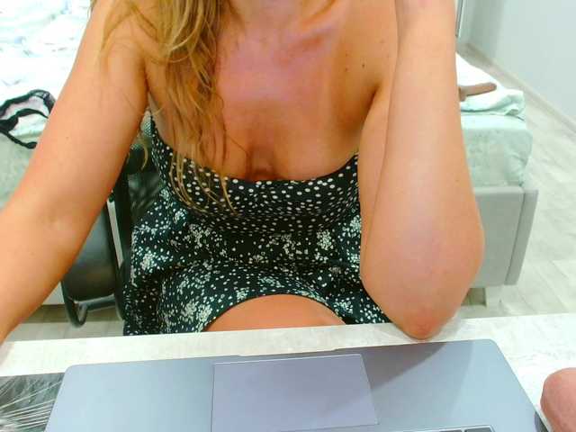 JuicyGloss live webcam show