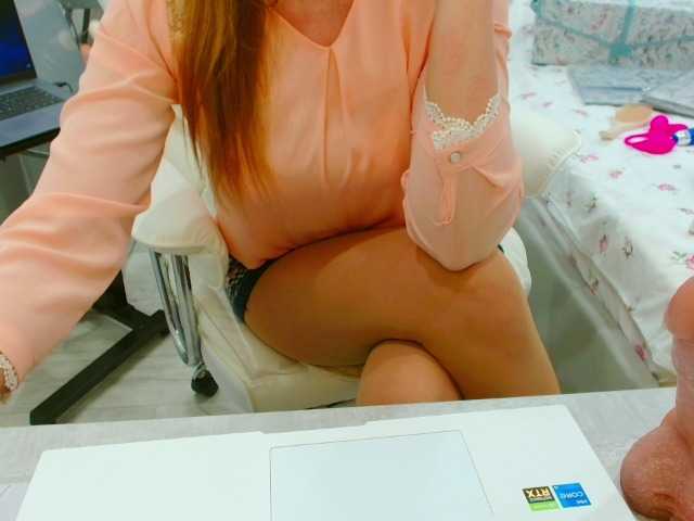 JuicyGloss live cam on BongaCams
