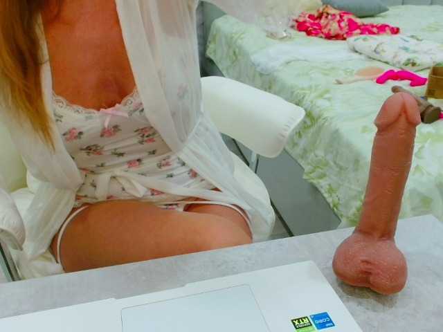 JuicyGloss live cam on BongaCams