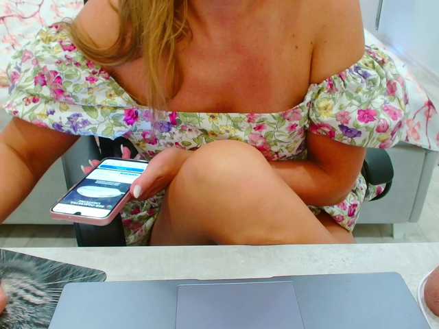 JuicyGloss live webcam show