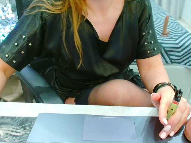 JuicyGloss's BongaCams show and profile