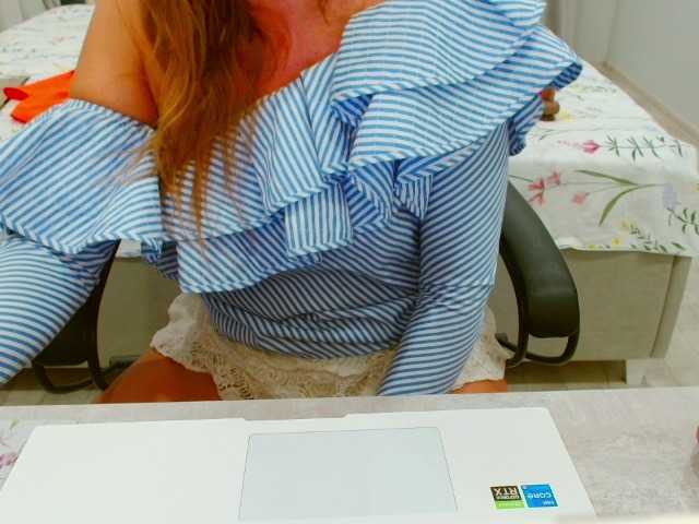 JuicyGloss live cam on BongaCams
