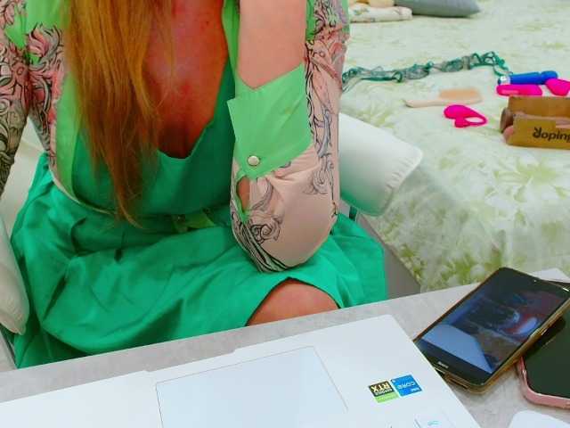 JuicyGloss live cam on BongaCams
