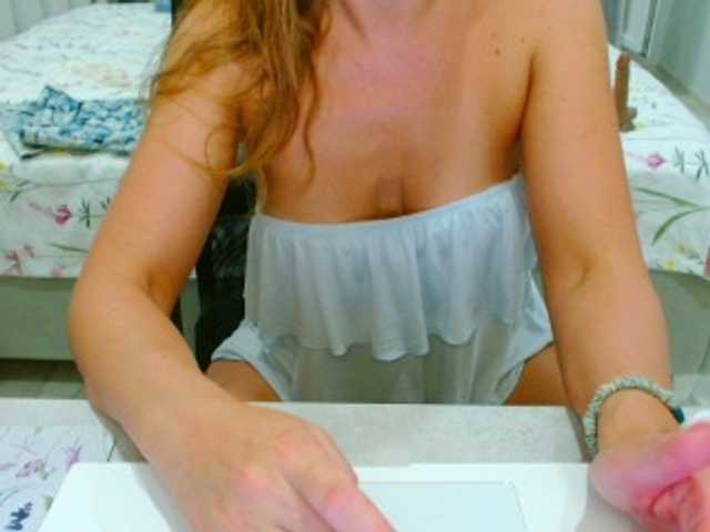 JuicyGloss live cam on BongaCams