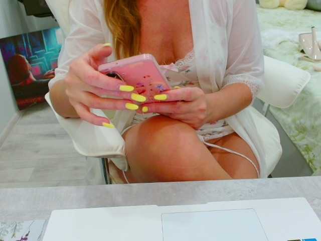 JuicyGloss live cam preview