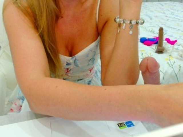 JuicyGloss live cam on BongaCams