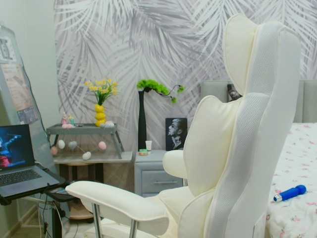 JuicyGloss live cam on BongaCams