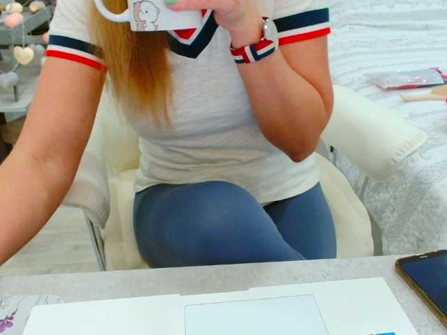 JuicyGloss live cam on BongaCams