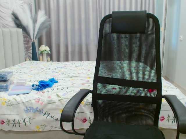 JuicyGloss live cam on BongaCams