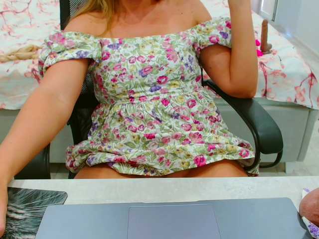 JuicyGloss live webcam show