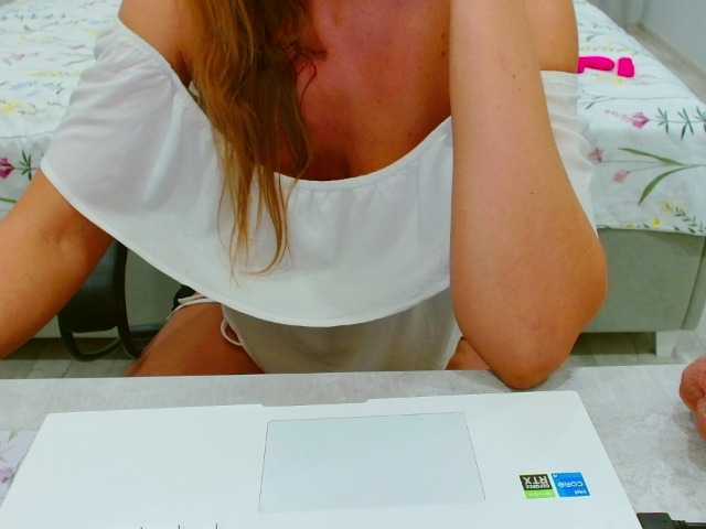JuicyGloss live cam on BongaCams