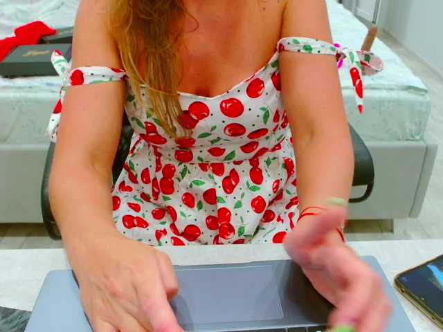 JuicyGloss live cam on BongaCams