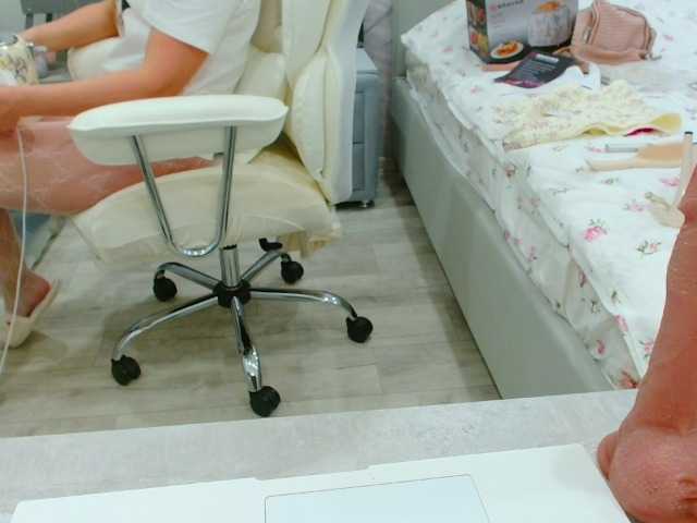 JuicyGloss live cam on BongaCams