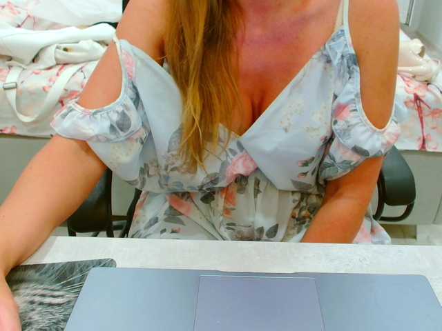JuicyGloss live webcam show