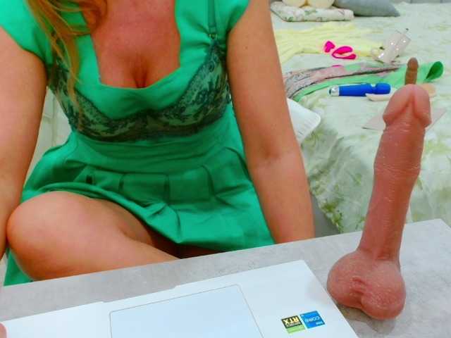 JuicyGloss live cam on BongaCams