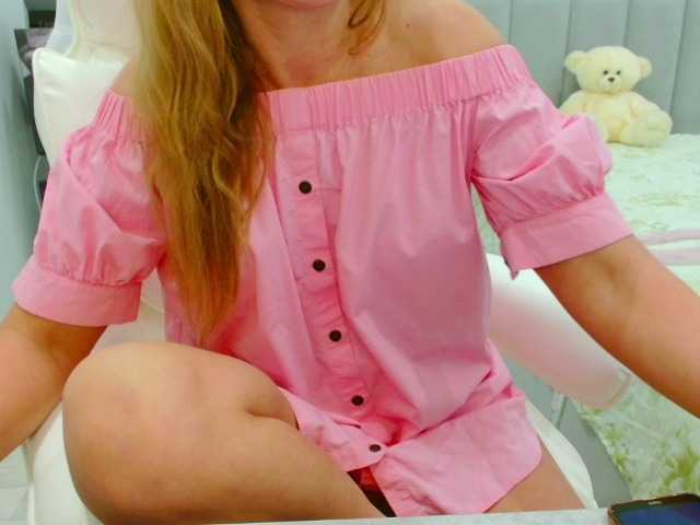JuicyGloss live cam on BongaCams