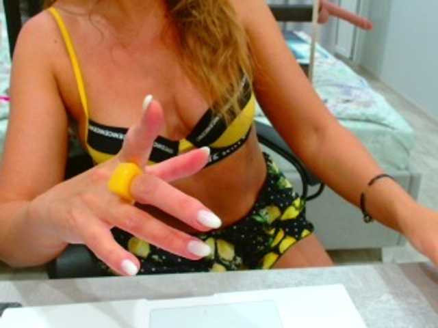 JuicyGloss live cam on BongaCams