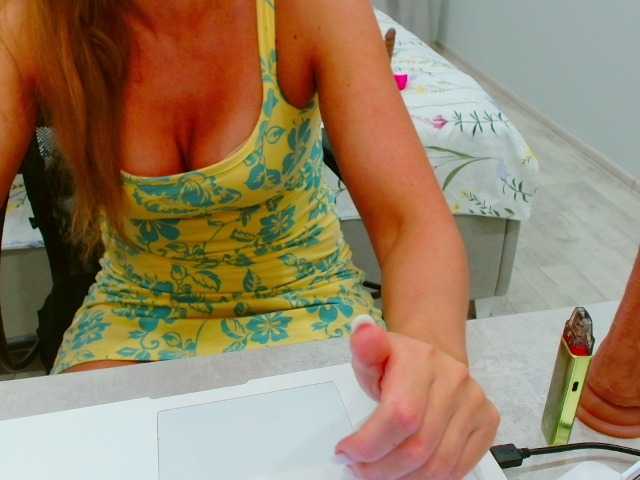 JuicyGloss live cam on BongaCams