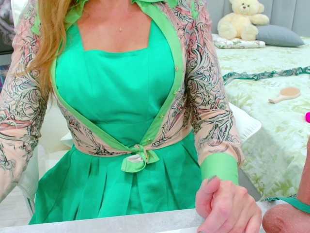JuicyGloss live cam on BongaCams