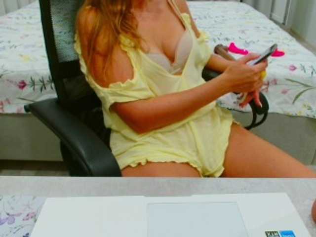 JuicyGloss live cam on BongaCams