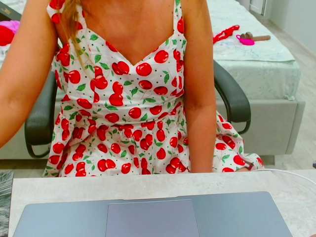 JuicyGloss live cam on BongaCams
